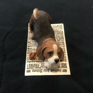 Sandicast Winking Beagle